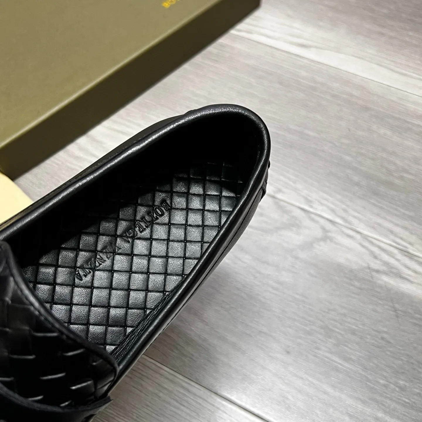 Factory price 480 BV 〰️Purely handmade classic men's beanie shoes👉👉driving shoes, slip-on shoes, made of imported cowhide from Italy, 💕water-dyed cowhide lining, 🔊original outsole, waterproof platform design, comfortable on the feet. Good choice for traveling and driving, single color available, code number: 38-44, (45 can be customized)